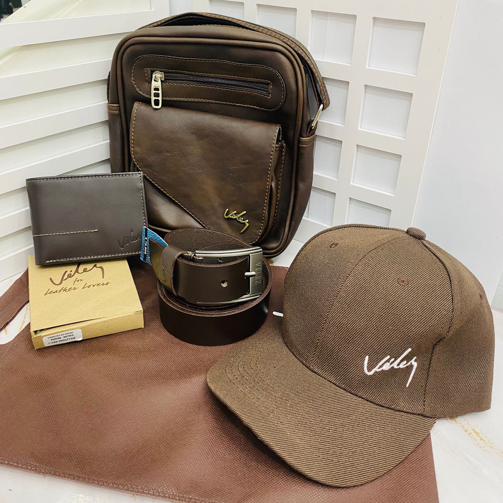 ✨🛒Bolso Cruzado para Hombre con Billetera, Correa y Gorra Vélez – Referencia LEO.