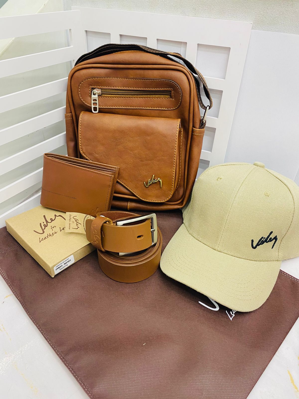 ✨🛒Bolso Cruzado para Hombre con Billetera, Correa y Gorra Vélez – Referencia LEO.