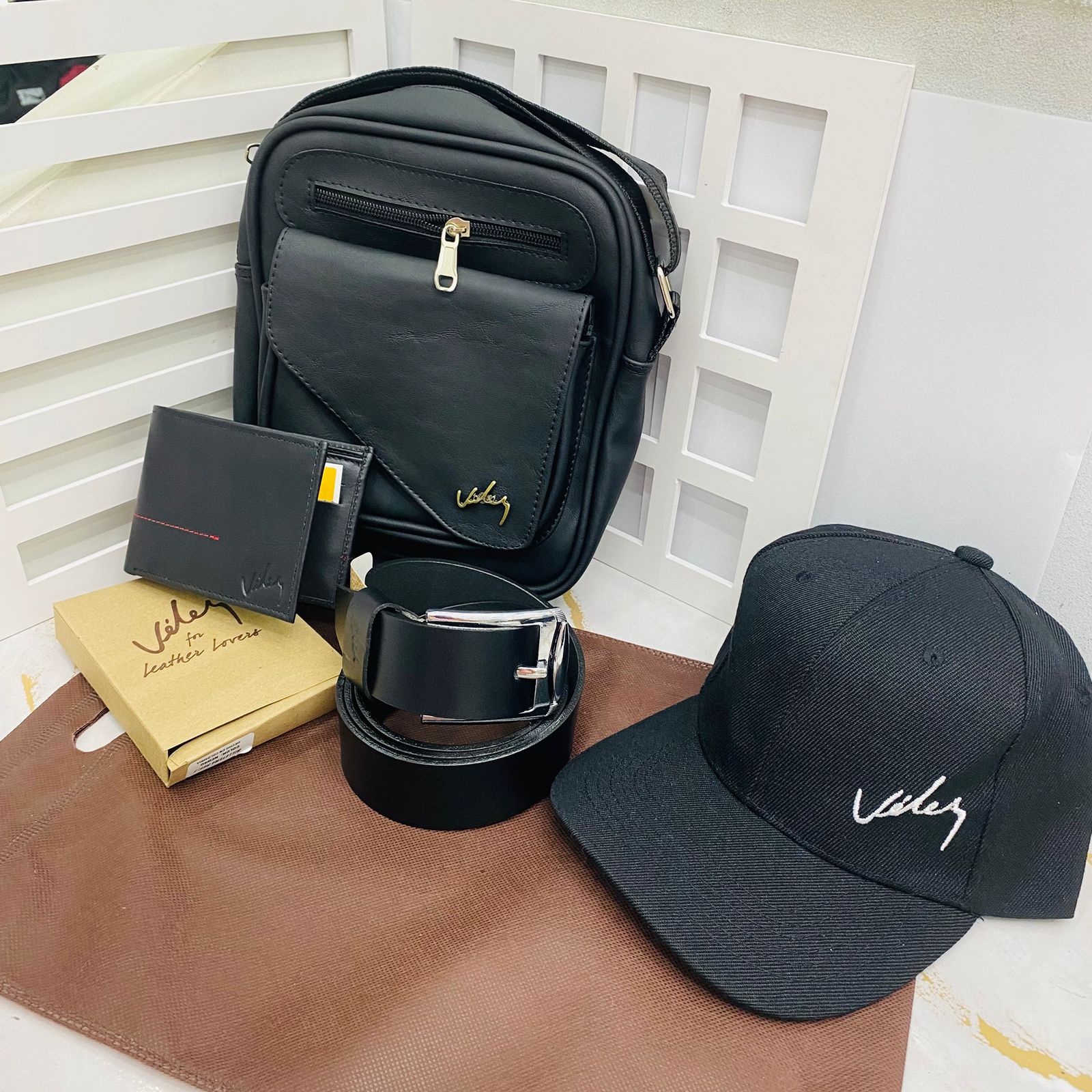 ✨🛒Bolso Cruzado para Hombre con Billetera, Correa y Gorra Vélez – Referencia LEO.